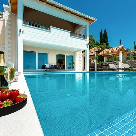 Villa Zavrelje Sleeps 6 With Pool Air Con And Wifi