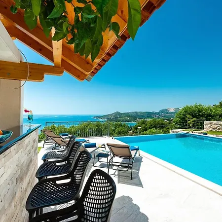 Villa Zavrelje Sleeps 6 With Pool Air Con And Wifi