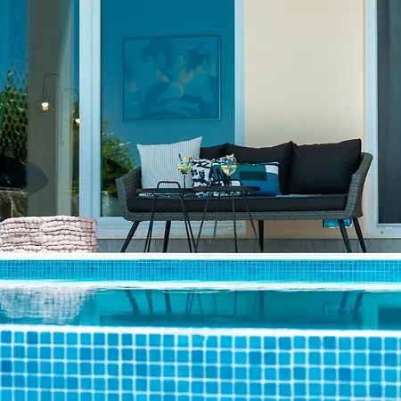 Villa Zavrelje Sleeps 6 With Pool Air Con And Wifi *